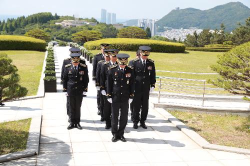 남해해경청, 부산 중앙공원 충혼탑 참배 사진2