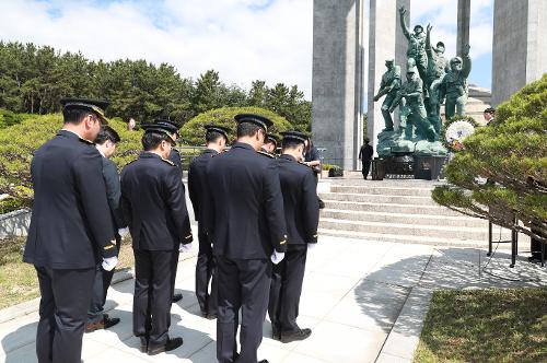 남해해경청, 부산 중앙공원 충혼탑 참배 사진3