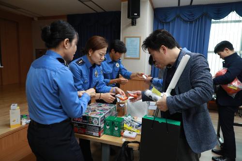 남해해경청, 나눔실천을 위한 알뜰장터 바다마켓 운영 사진7