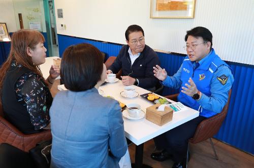 남해해경청, 자성대 노인 복지관 찾아 이웃사랑 실천 사진4