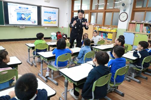 남해해경청장, 부산 초량초 늘봄학교 일일교사로 나서 사진2