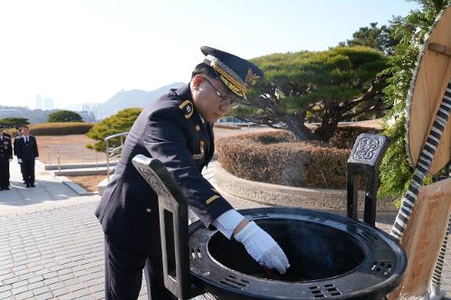 남해해경청 현충탑 참배...해양안전 다짐 사진1