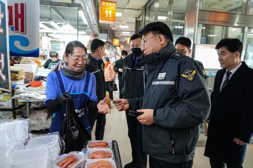 장인식 남해해경청장, 설 명절 맞아 자갈치 시장 장보기 나서 사진2