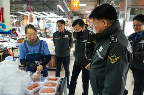 장인식 남해해경청장, 설 명절 맞아 자갈치 시장 장보기 나서 사진1