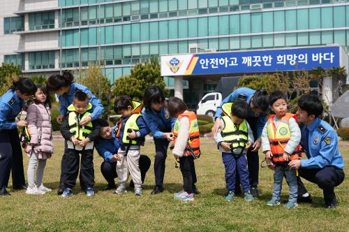 남해해경청, 어린이 물놀이 안전사고 예방 집중 홍보 2