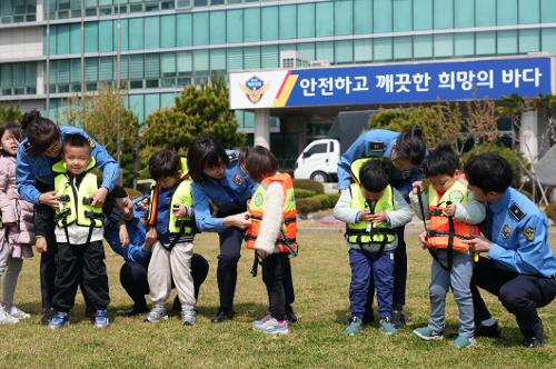 남해해경청, 어린이 물놀이 안전사고 예방 집중 홍보 1