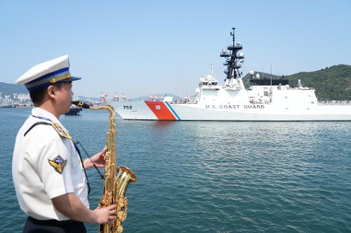 한·미·일 해상 수색구조 연합훈련 USCGC 입항 환영식 1