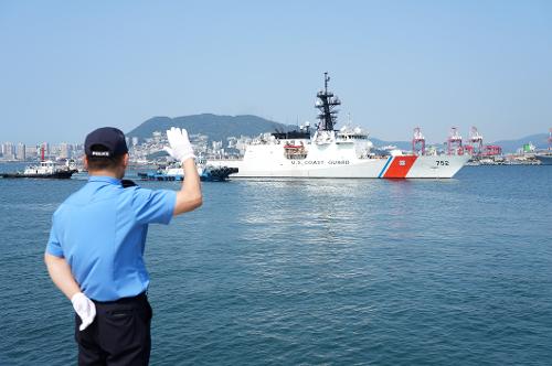 한·미·일 해상 수색구조 연합훈련 USCGC 입항 환영식 2