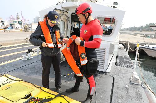(260403) 포항해양경찰서장, 기상악화 대비 직접 입수 구조 대응력 점검 1