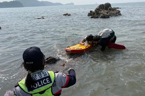 갯바위에 고립된 외국인 구조 사진1