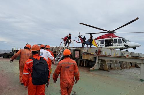 투묘중인 상선 응급환자 긴급이송 1
