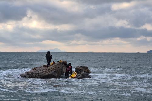 풍도 인근 갯바위 낚시 고립자 3명 구조 2