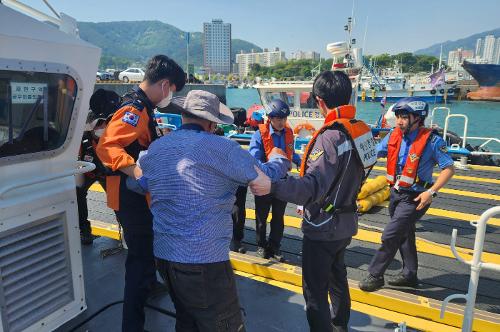 (240503)사천해경, 어지럼증 호소한 80대 남성 긴급 이송 사진1