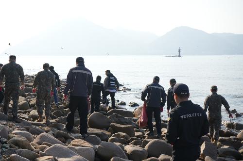 (251126) 유관기관 해안가 마약류 유입 합동 수색 실시 1