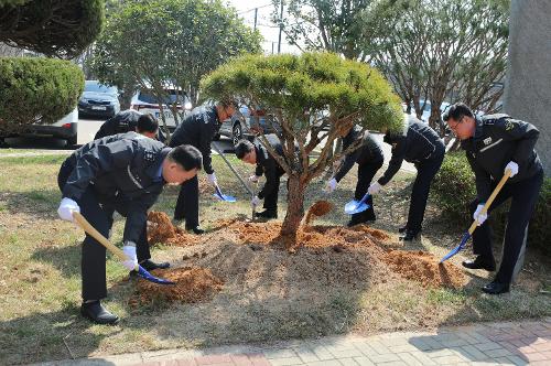 서해해경청, 식목일 나무심기 행사 개최  1