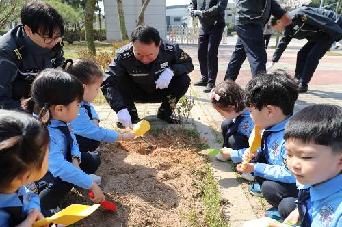 서해해경청, 식목일 나무심기 행사 개최  2
