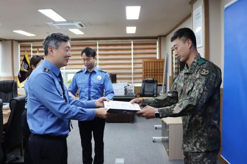 (240404)통영해경, 통영시 산양읍 해상익수자 신고군인 표창장 수여 사진2