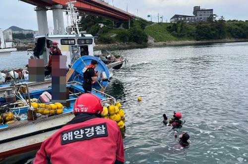 (240606)통영해경, 통영시 용남면 신거제대교 인근 해상 충돌·전복 선박 구조 사진3