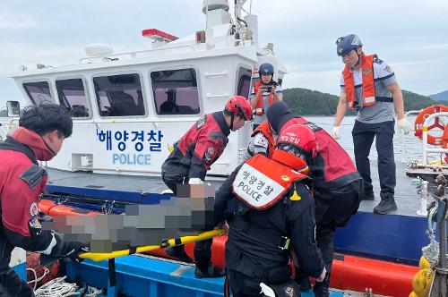 (240606)통영해경, 통영시 용남면 신거제대교 인근 해상 충돌·전복 선박 구조 사진1