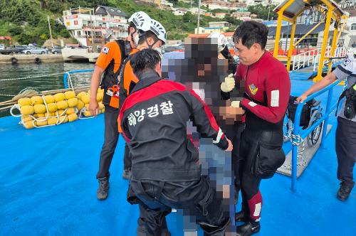 (240608)통영해경, 거제시 도장포 갯바위 낙상 환자 이송 사진2