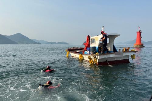 (240611)통영해경, 거제 화도 인근 해상 좌초선박 구조 사진1