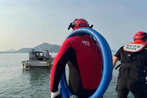 (240611)통영해경, 거제 화도 인근 해상 좌초선박 구조 사진2