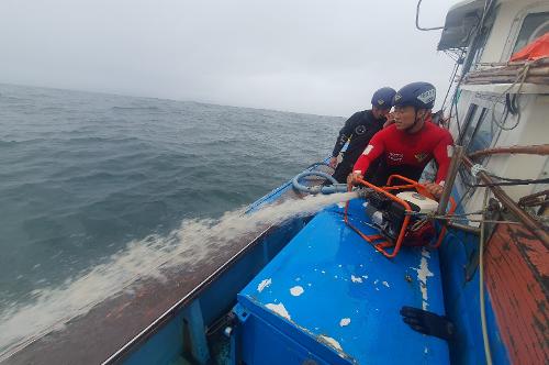 (240715)통영해경, 통영시 좌사리도 인근 해상 침수 선박 구조(보도자료) 사진1