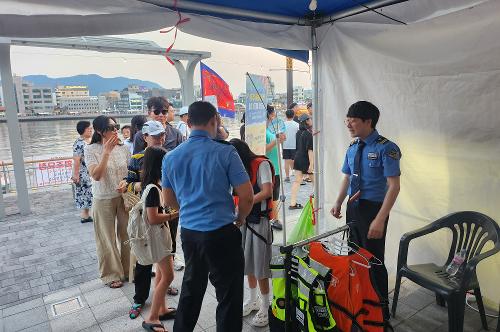 (240811)통영해경, 제63회 한산대첩 축제 맞아 해양안전 홍보부스 운영 사진2