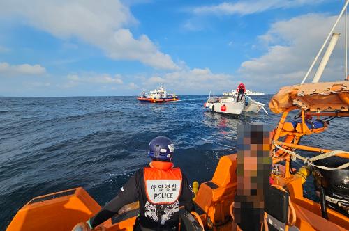 (240912)통영해경, 통영시 매물도 인근 침몰 우려 요트 구조 사진2