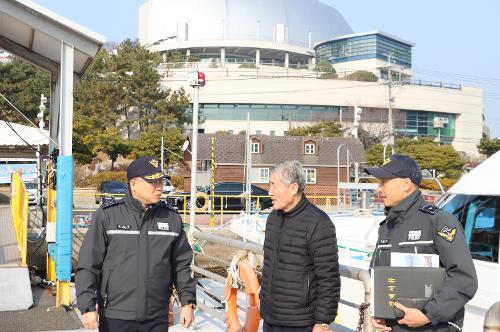 (241226)장인식 남해해경청장, 새해 선상 해맞이 안전관리를 위해 현장 점검 나서 사진2