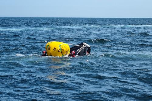 (4월 14일) 울진 구산항 앞바다 레저보트 침수  2명 구조 사진2