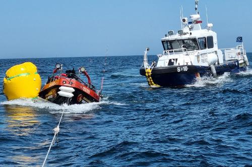 (4월 14일) 울진 구산항 앞바다 레저보트 침수  2명 구조 사진3