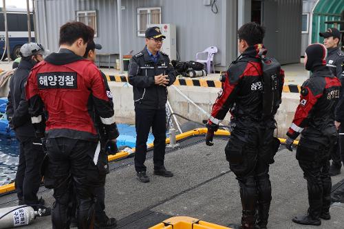 (3.4.보도자료) 울진해경서장, 구조 즉응태세 점검을 위한 구조대 훈련 참관 및 격려 4
