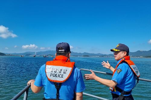 “안전이 최우선” 완도해경서장, 주꾸미 낚시 성수기 현장 점검 나서 2