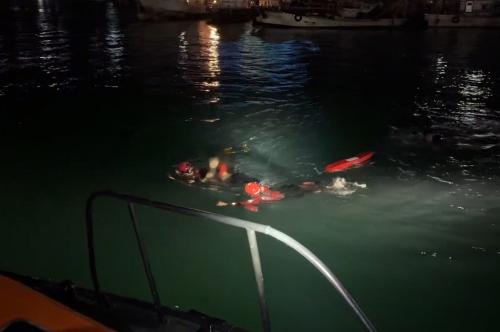 칠흑같은 어둠 속 바다에 빠진 10대.. 완도해경, 5분만에 현장 도착해 극적 구조